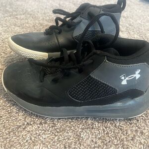 Under Armour Kids Black and Gray Sneakers Size 2Y